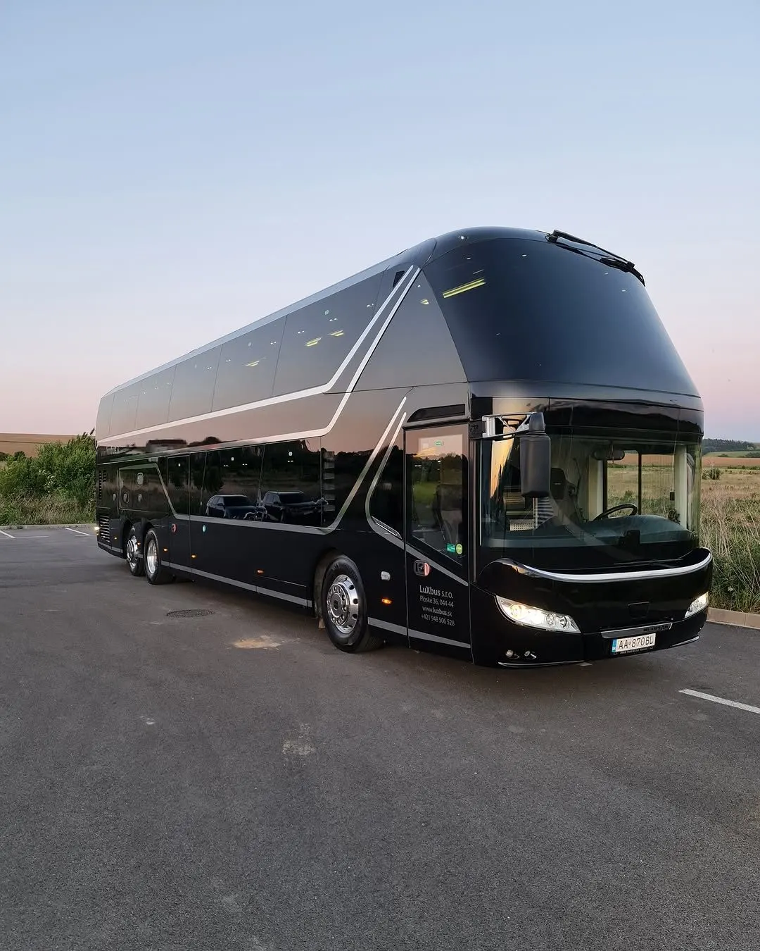 Čierny poschodový autobus Neoplan Skyliner po preleštení