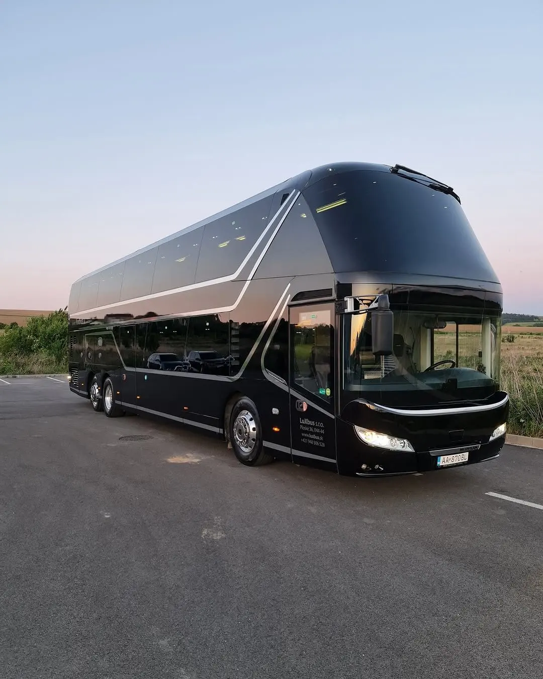 Neoplan Skyliner, predný trojštvrťový pohľad