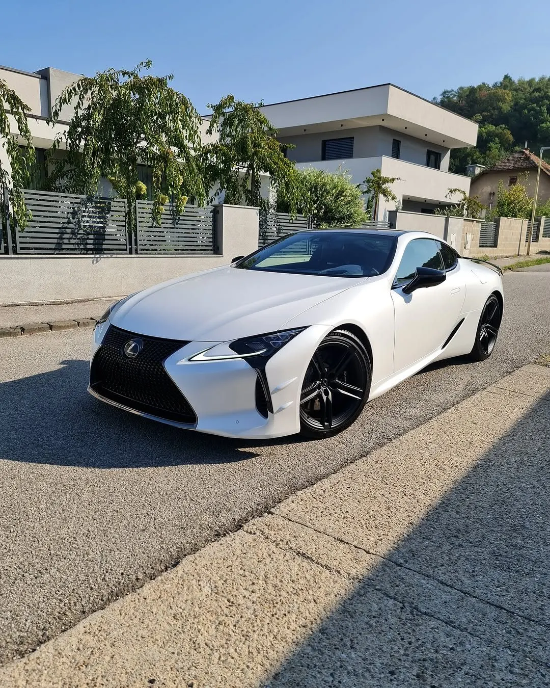 Biely Lexus LC 500 v matnej ochrannej fólii Stek