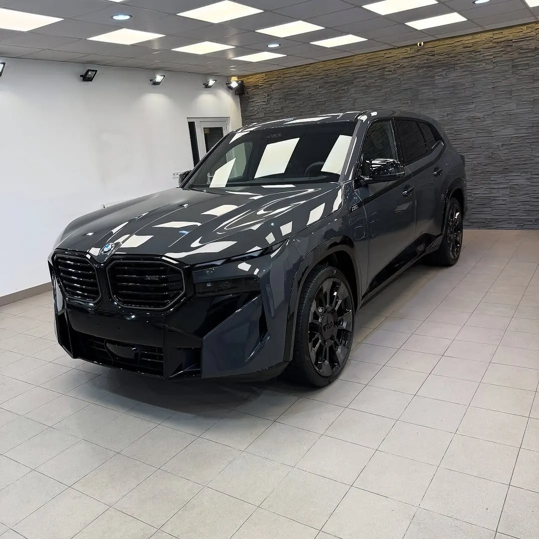 Čierne BMW XM s ochrannou fóliou na prednej časti