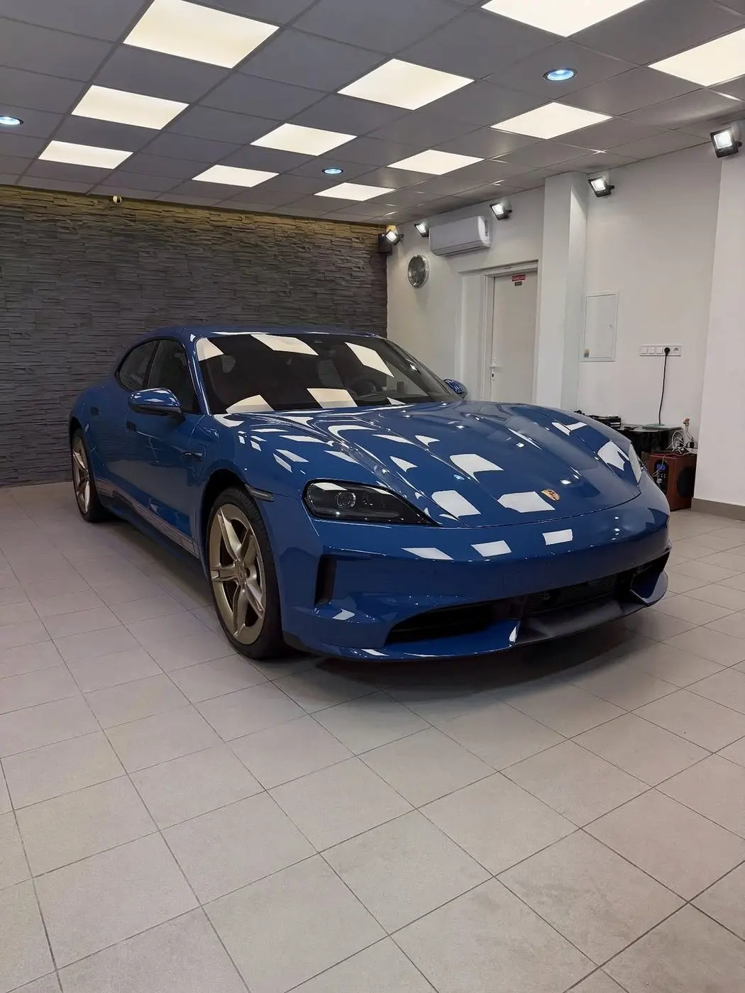 Porsche Taycan, predný trojštvrťový pohľad