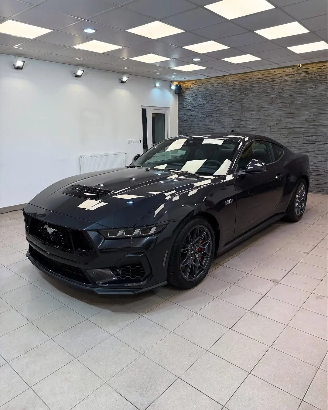 Ford Mustang GT (S650), predný trojštvrťový pohľad