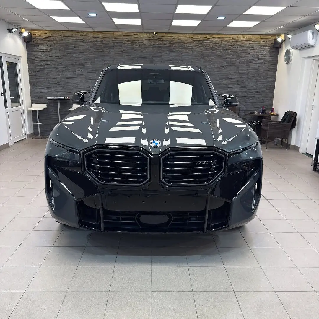 BMW XM, pohľad spredu
