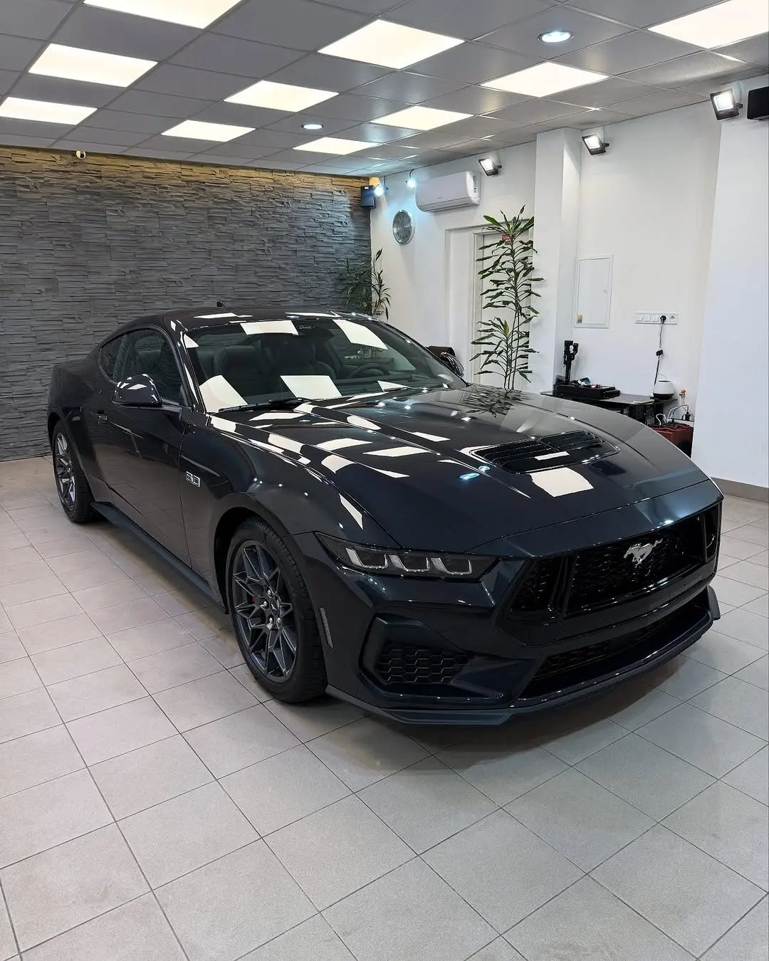 Ford Mustang GT (S650), predný trojštvrťový pohľad