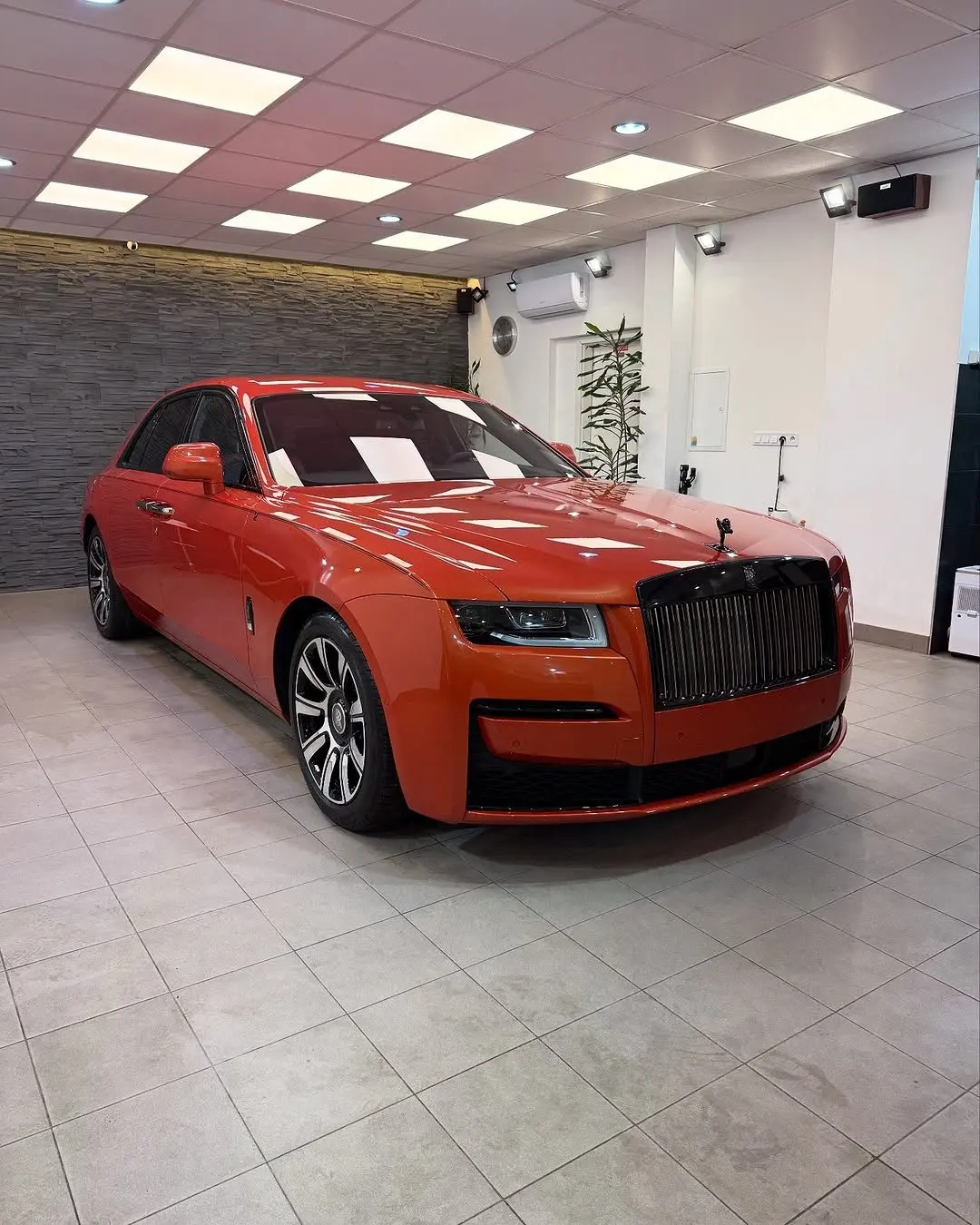 Rolls-Royce Ghost, predný trojštvrťový pohľad