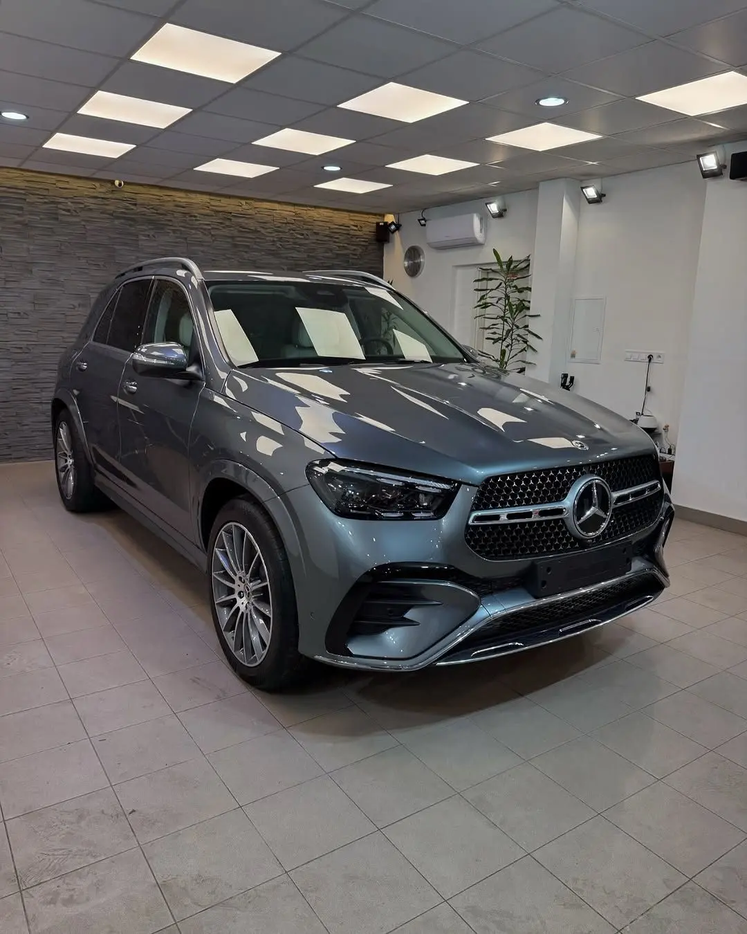 Mercedes-Benz GLE, predný trojštvrťový pohľad