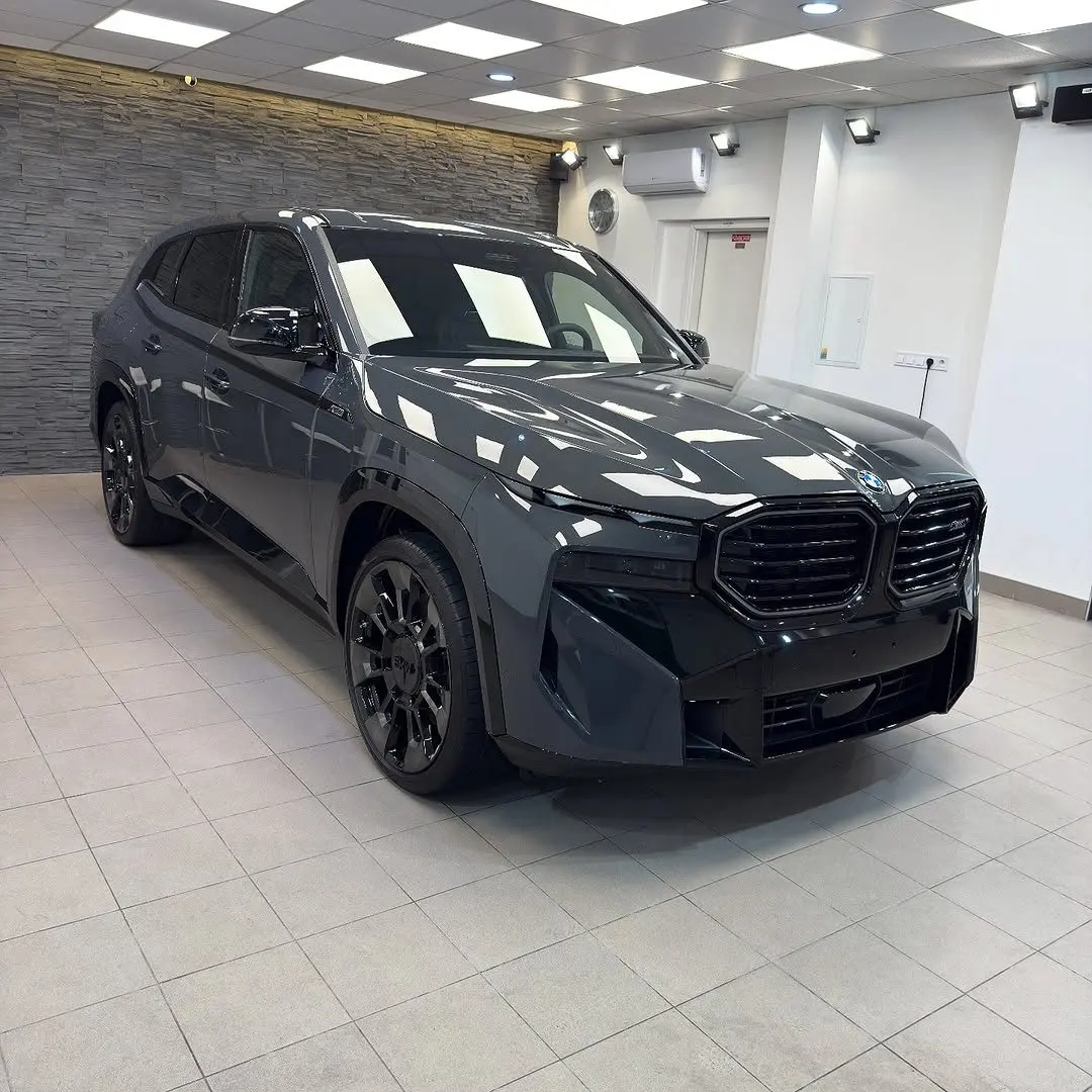 BMW XM, predný trojštvrťový pohľad