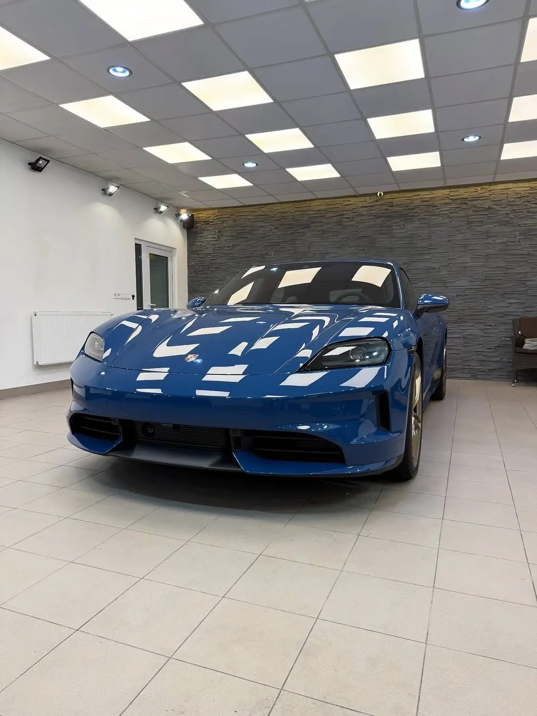 Porsche Taycan, pohľad spredu
