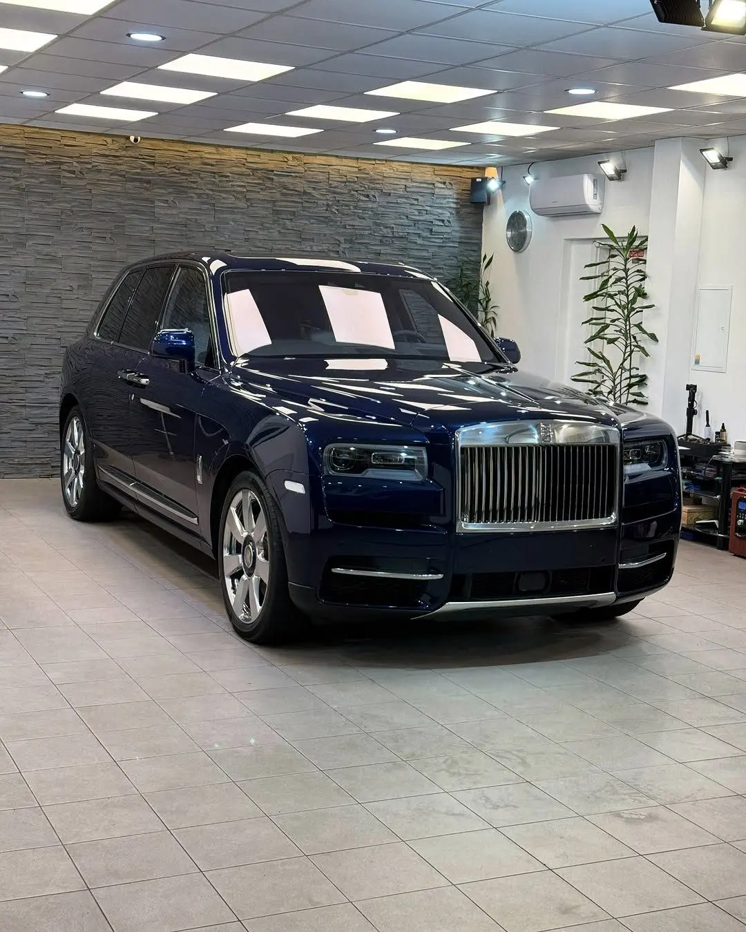 Rolls-Royce Cullinan, predný trojštvrťový pohľad