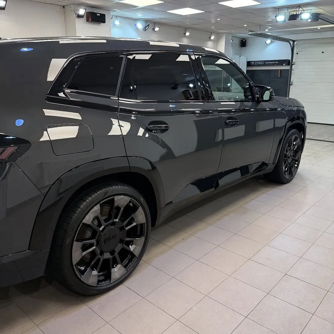 Bok vozidla BMW XM po ošetrení nanoochranou