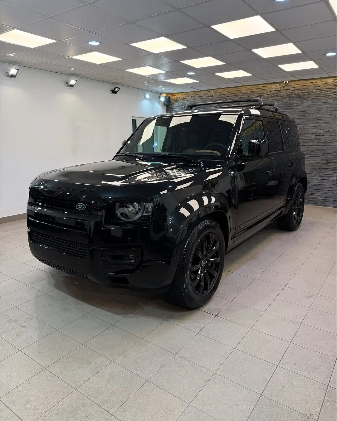 Land Rover Defender 110, predný trojštvrťový pohľad