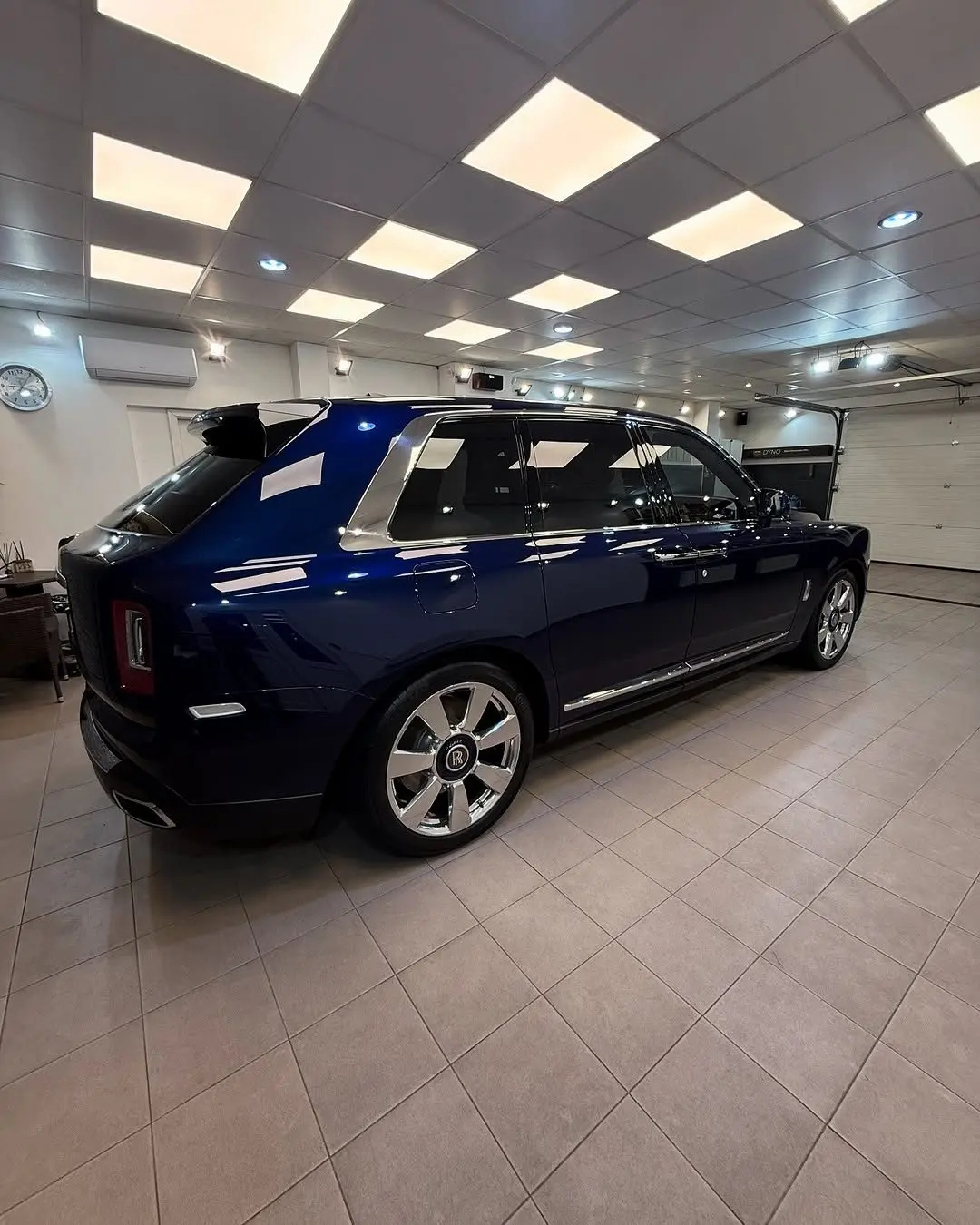 Rolls-Royce Cullinan, zadný trojštvrťový pohľad