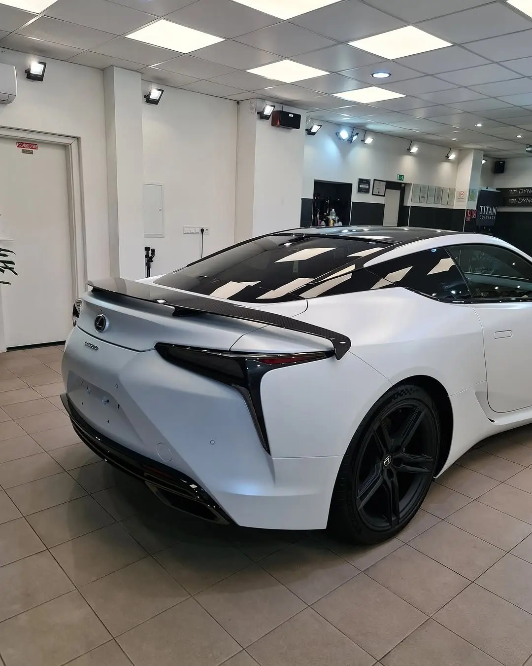 Lexus LC500, zadný trojštvrťový pohľad