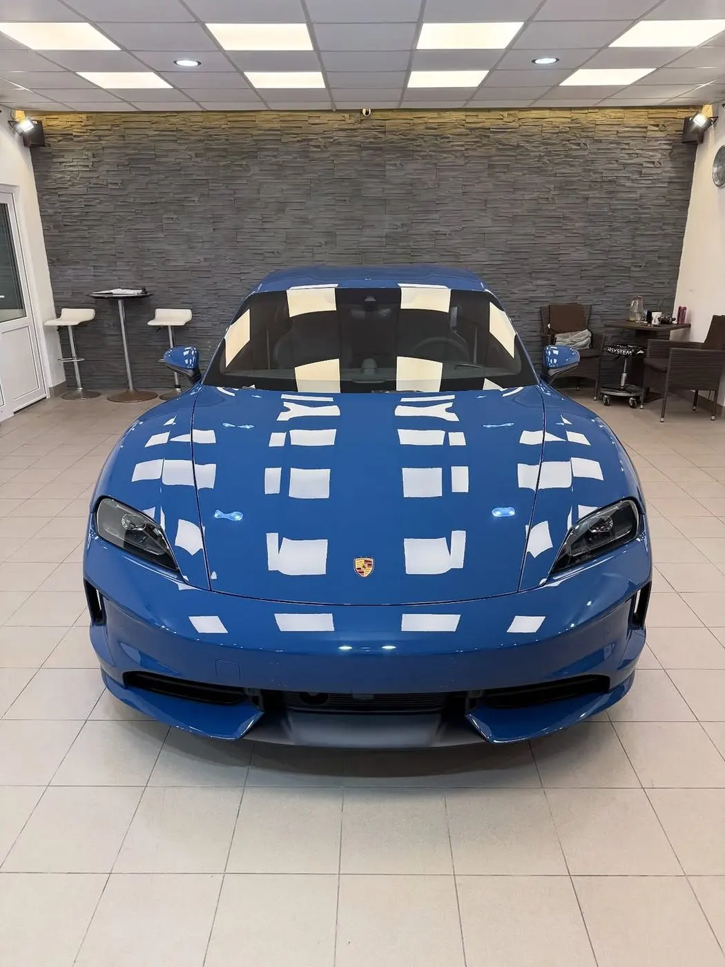 Porsche Taycan, pohľad spredu