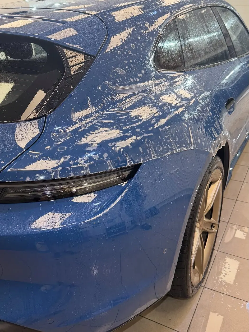 Porsche Taycan, detail laku