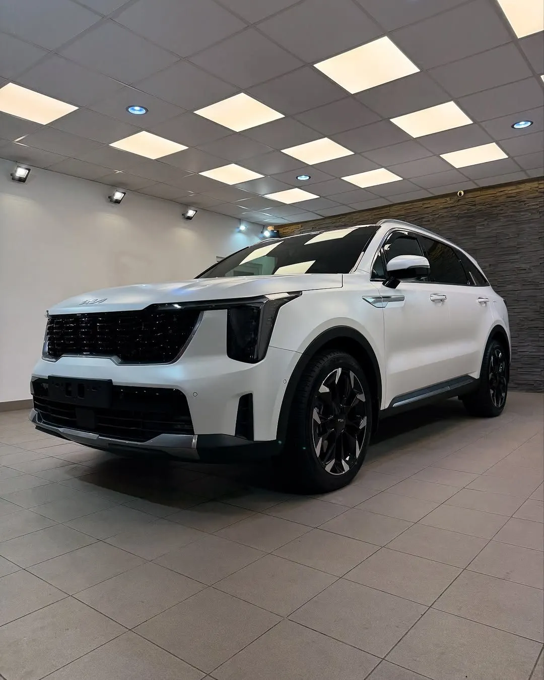 Biela Kia Sorento v matnej ochrannej fólii