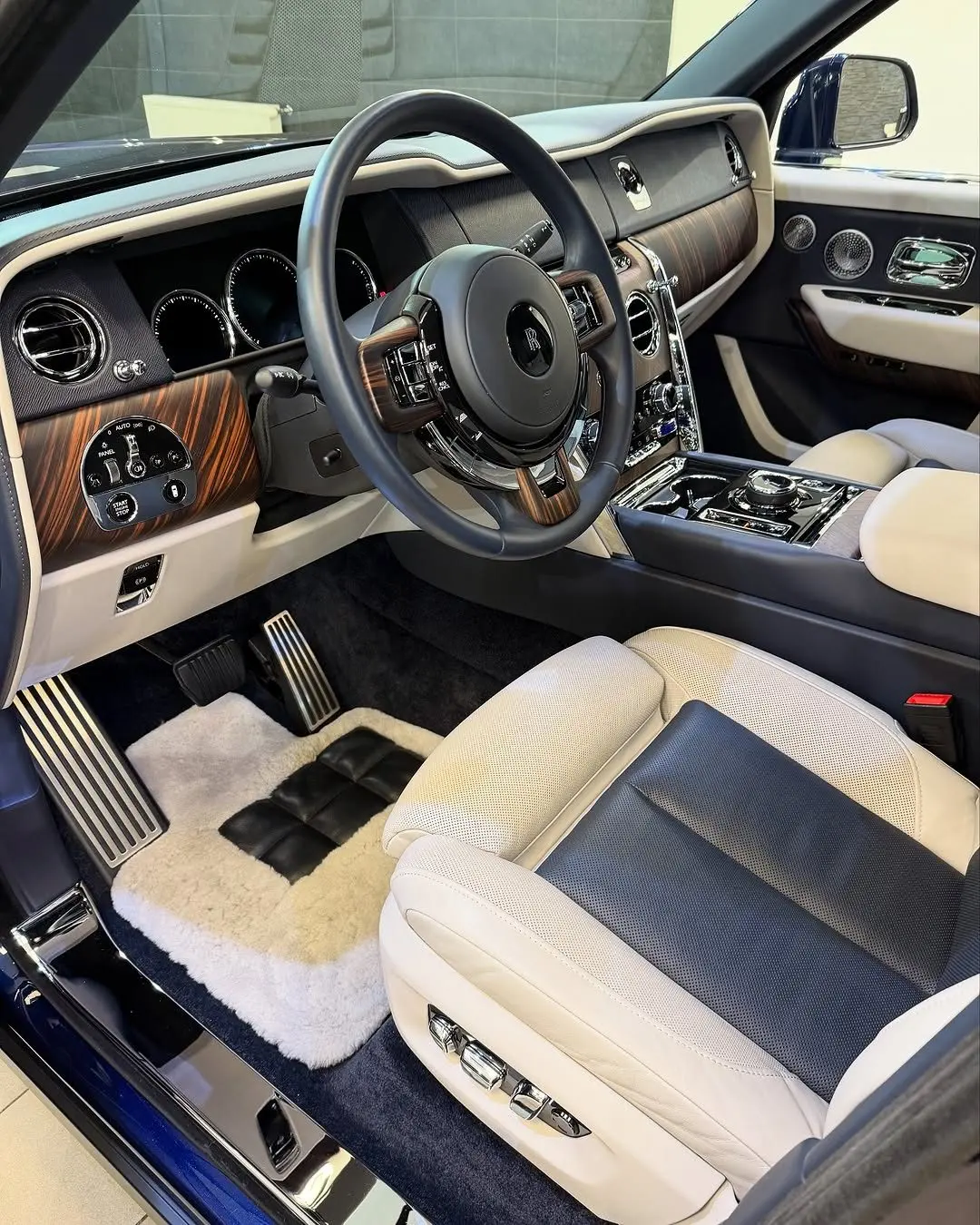 Rolls-Royce Cullinan, volant a palubná doska