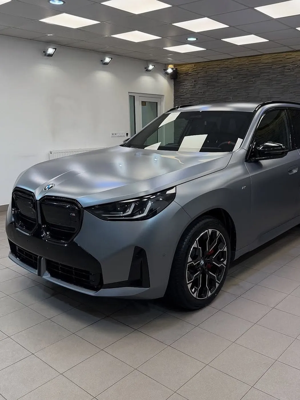 BMW iX3 M50 vo frozen pure grey s matnou ochrannou fóliou Stek