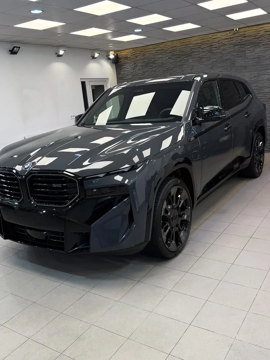 Čierne BMW XM s hlbokým leskom po ošetrení v štúdiu UMYSI