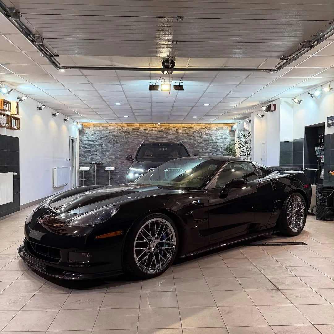 Čierny Chevrolet Corvette po sezónnom ošetrení karosérie