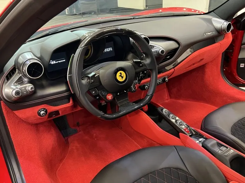 Detail vyčisteného interiéru športového vozidla Ferrari