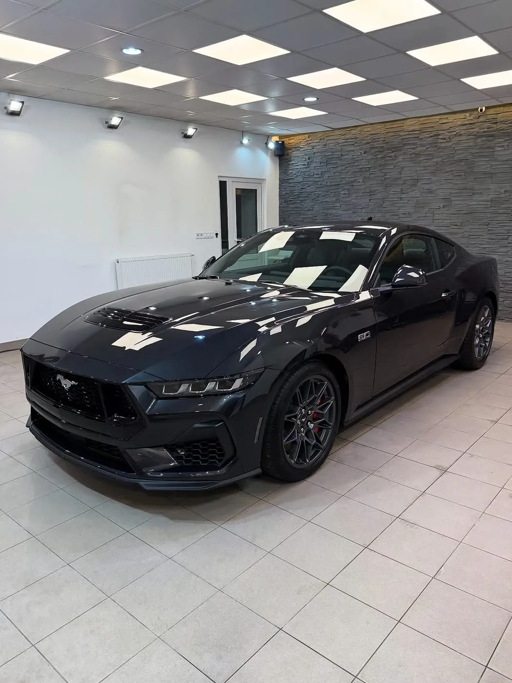 Tmavomodrý Ford Mustang GT po kompletnej aplikácii ochrannej fólie