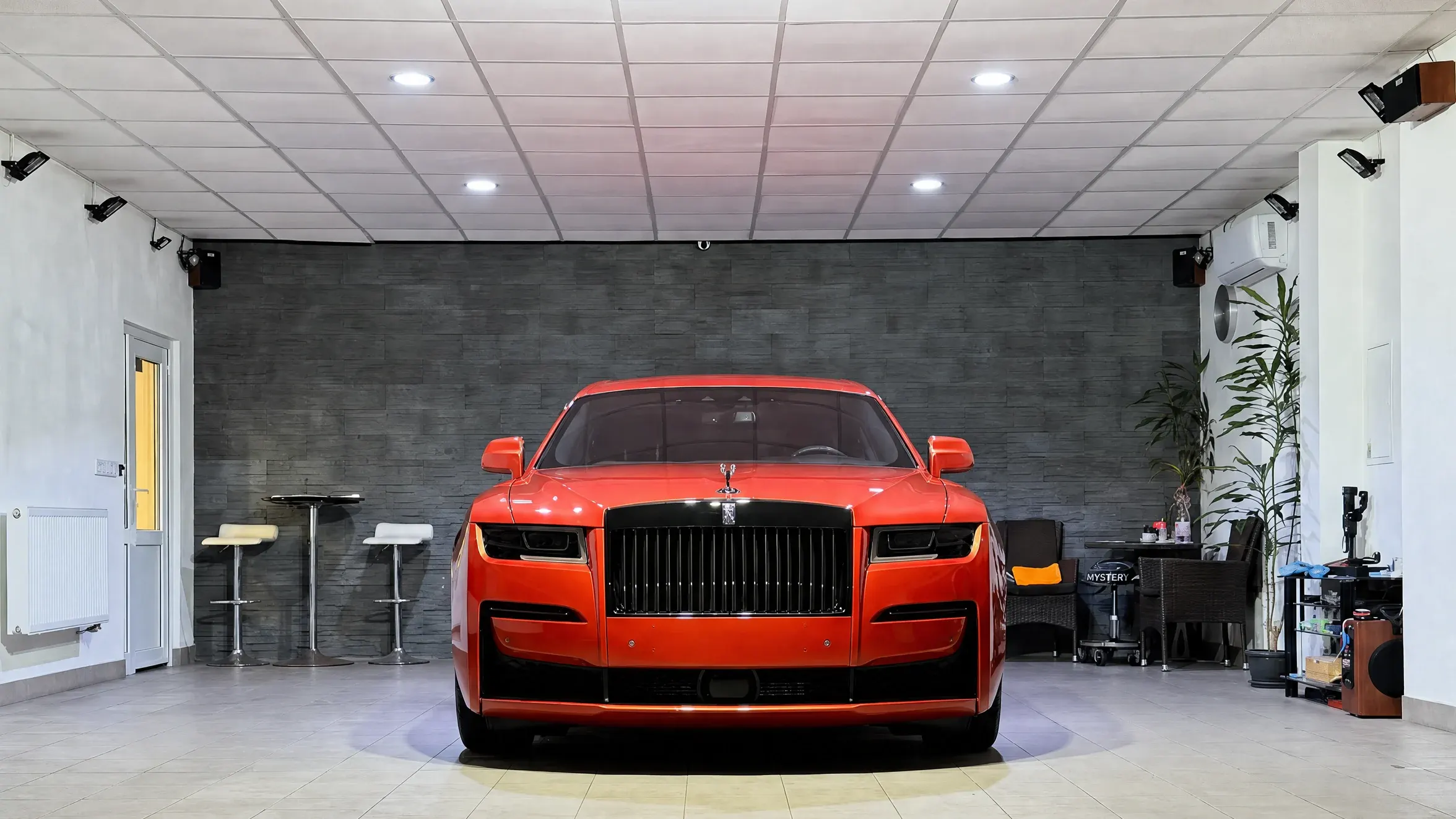 Oranžový Rolls-Royce Ghost nasvietený v strede detailingového štúdia UMYSI v Košiciach