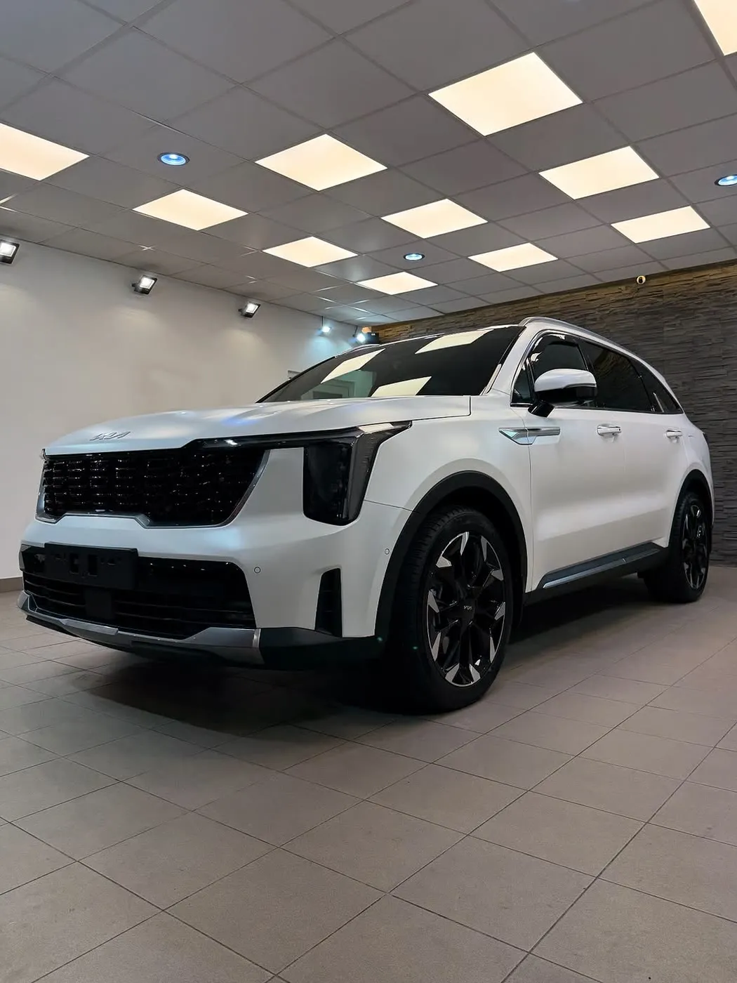 Biela Kia Sorento v matnej ochrannej fólii ošetrenej Titan Coatings