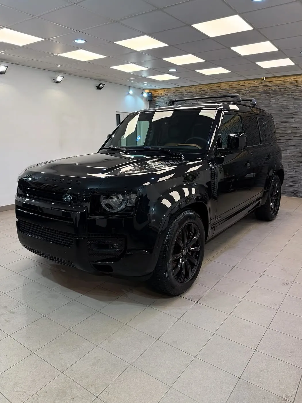 Čierny Land Rover Defender 110 v ochrannej fólii Stek Dyno Shield