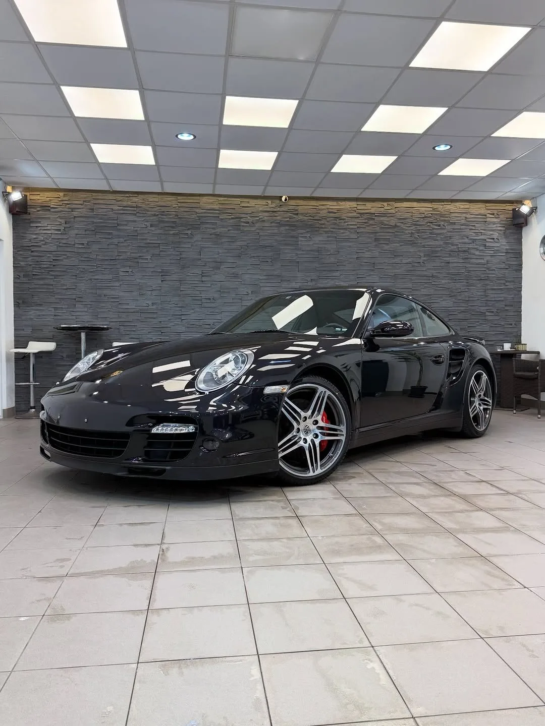 Čierne Porsche 911 s hlbokým leskom po leštení karosérie