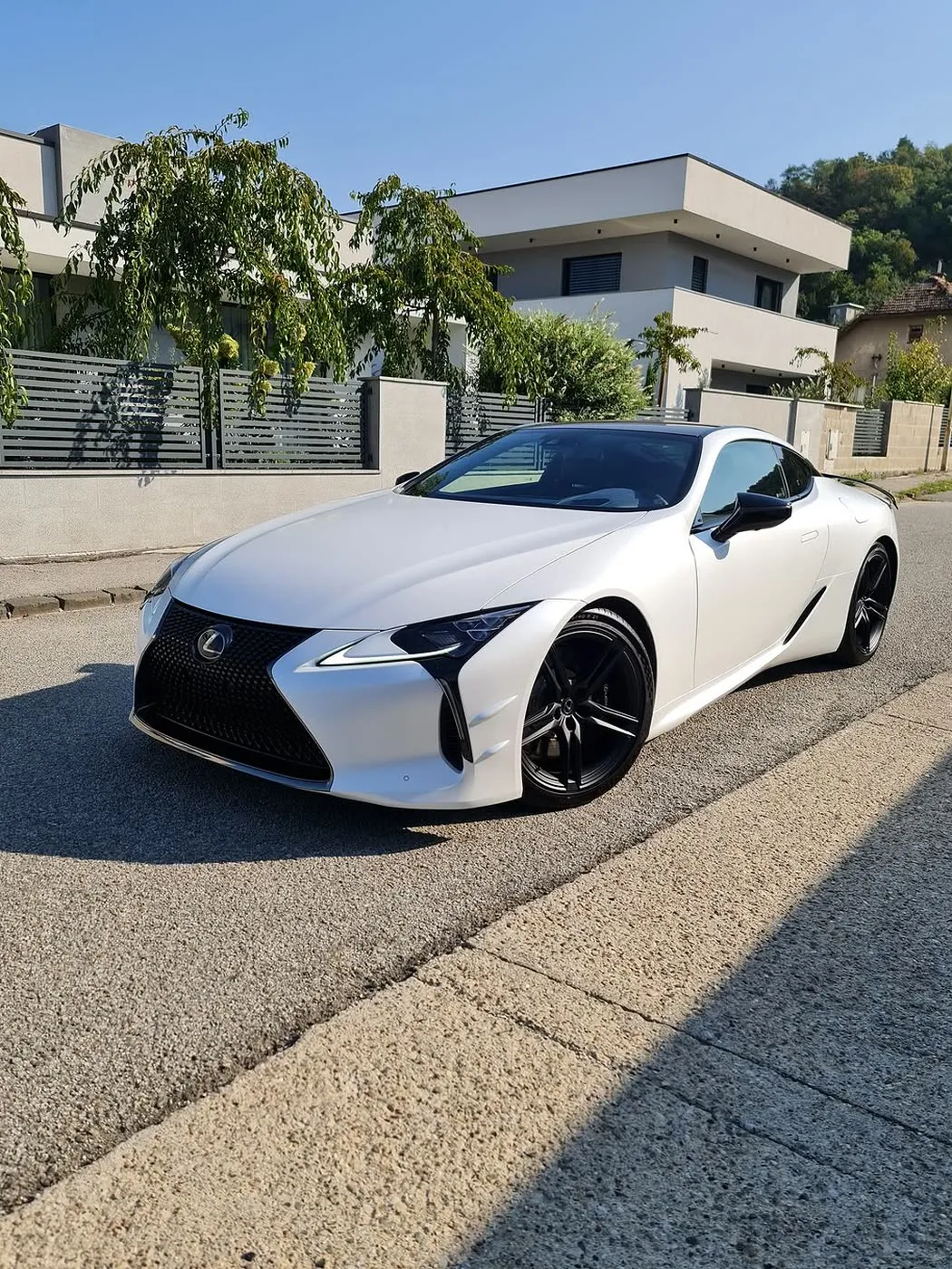 Biely Lexus LC 500 Ultimate Edition v matnej ochrannej fólii Stek