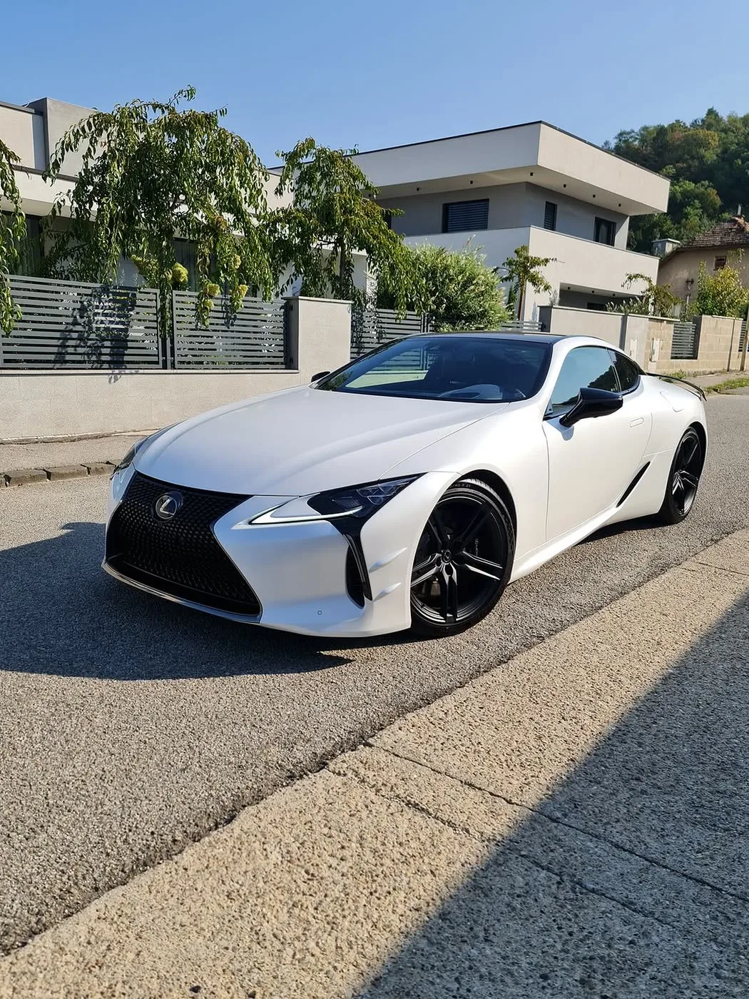 Biely Lexus LC 500 Ultimate Edition v matnej ochrannej fólii Stek