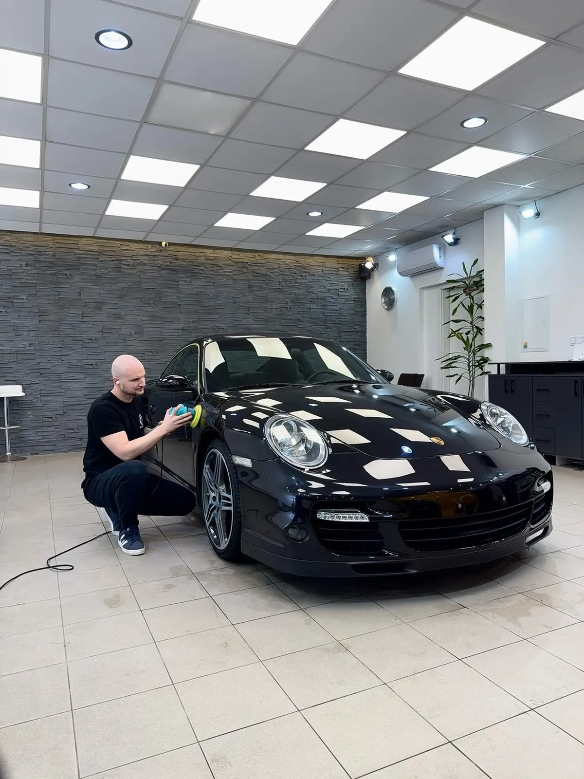 Leštenie karosérie čierneho Porsche 911 v štúdiu UMYSI