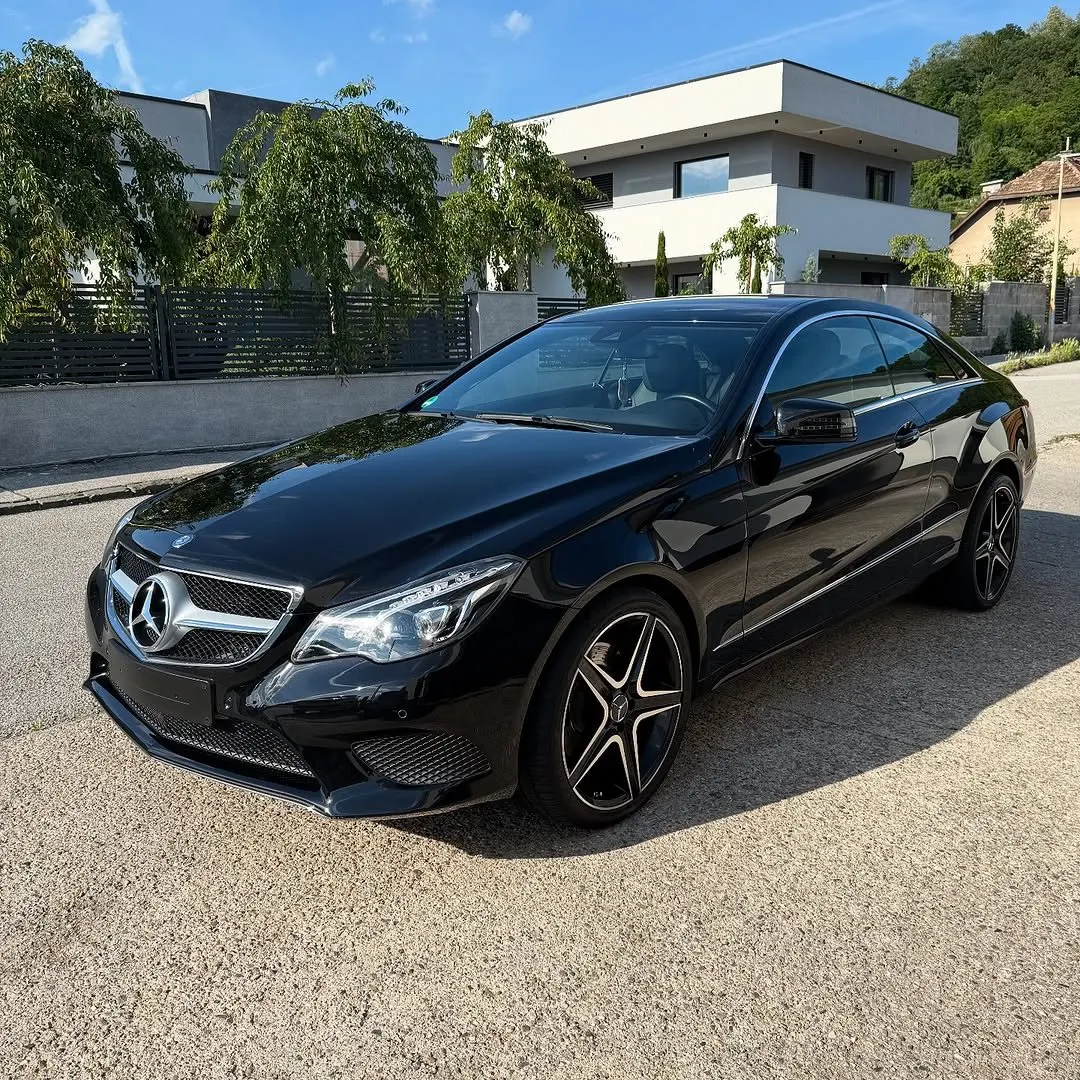 Mercedes kupé po dvadsaťhodinovom leštení karosérie