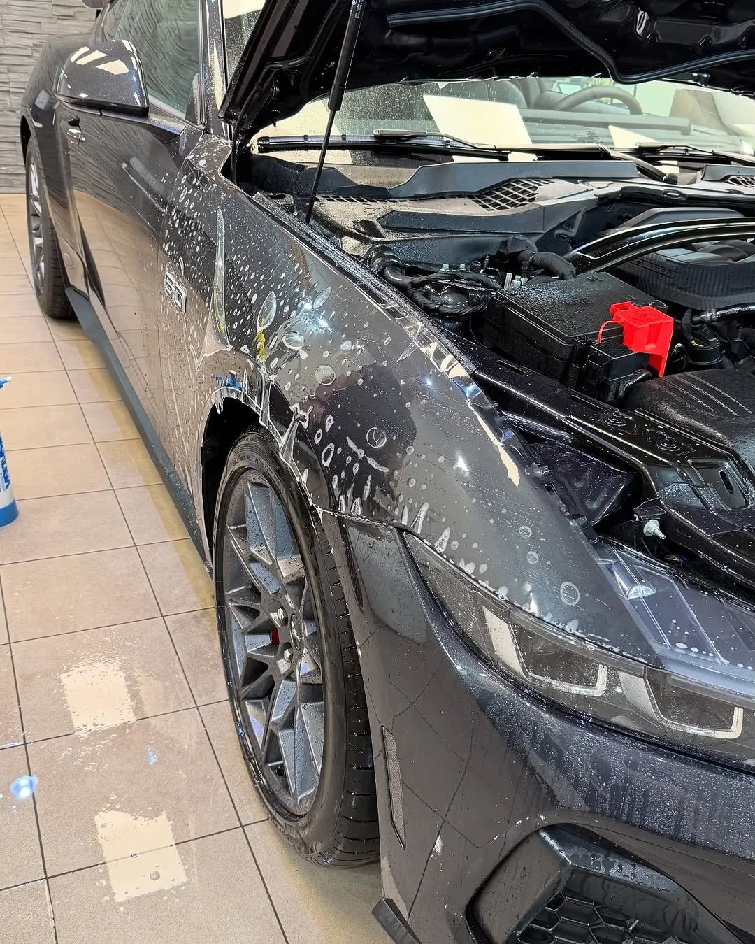 Ručné umývanie vozidla Ford Mustang GT v štúdiu UMYSI
