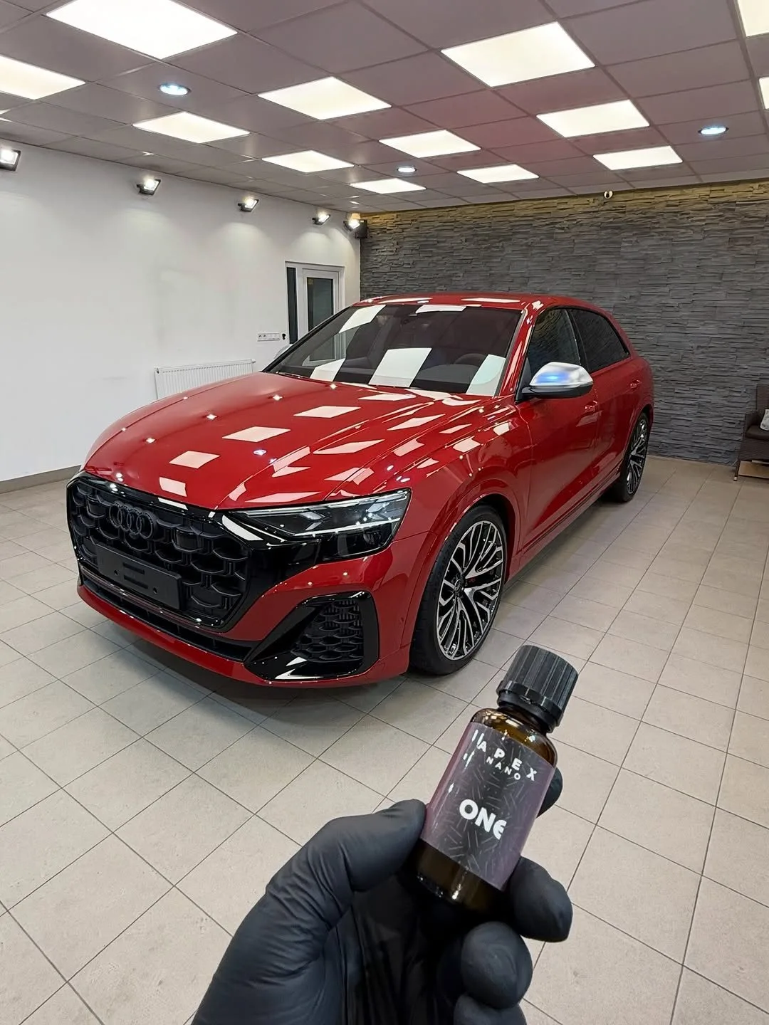 Fľaštička nano ochrany Titan Coatings pred ošetreným vozidlom