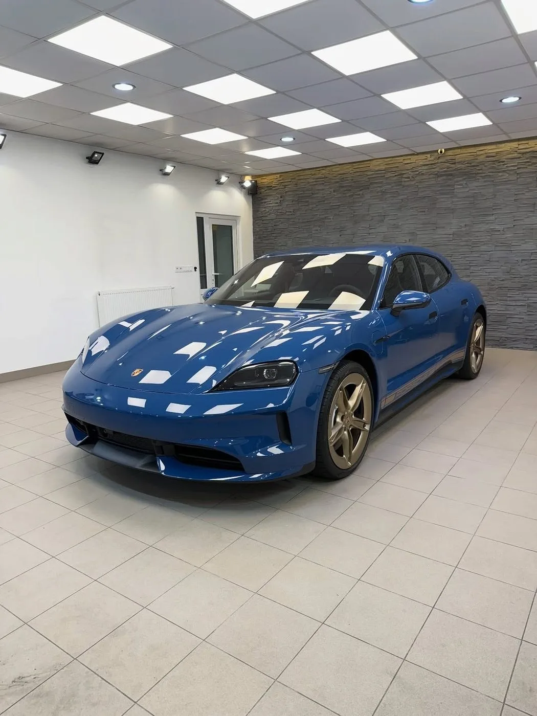 Porsche Taycan v odtieni Neptune Blue po aplikácii ochrannej fólie