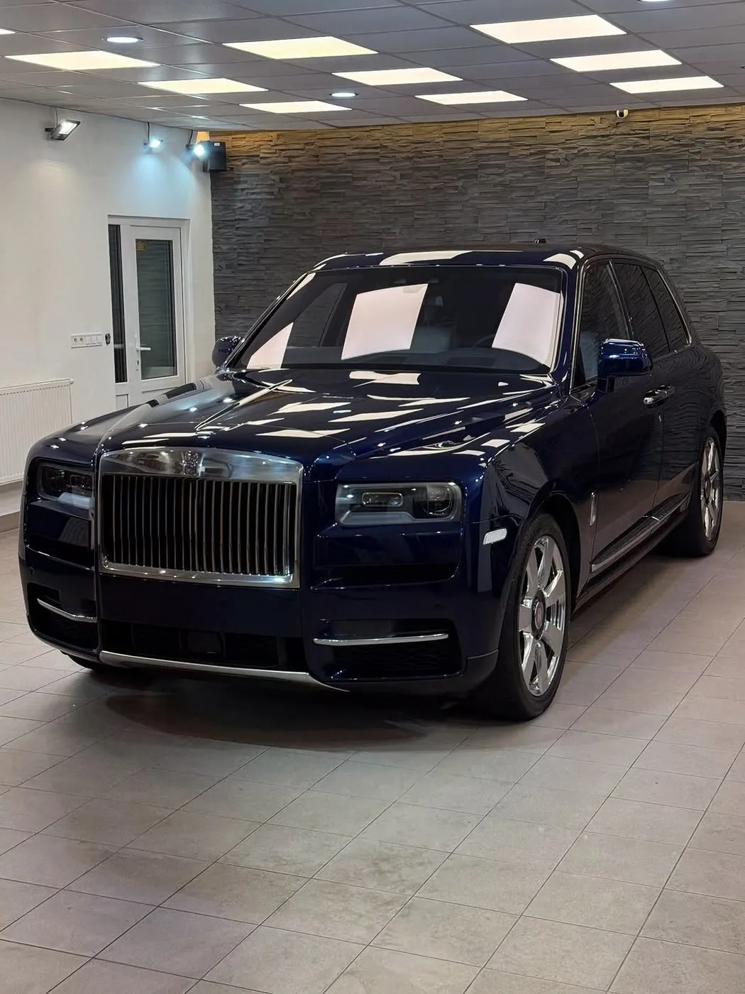 Tmavomodrý Rolls-Royce Cullinan po ošetrení v štúdiu UMYSI