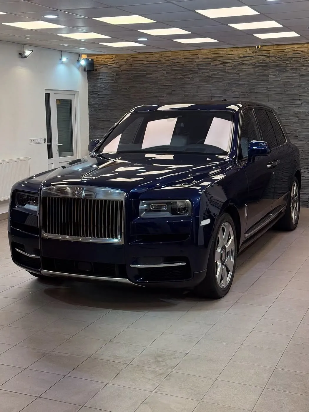Tmavomodrý Rolls-Royce Cullinan po ošetrení v štúdiu UMYSI