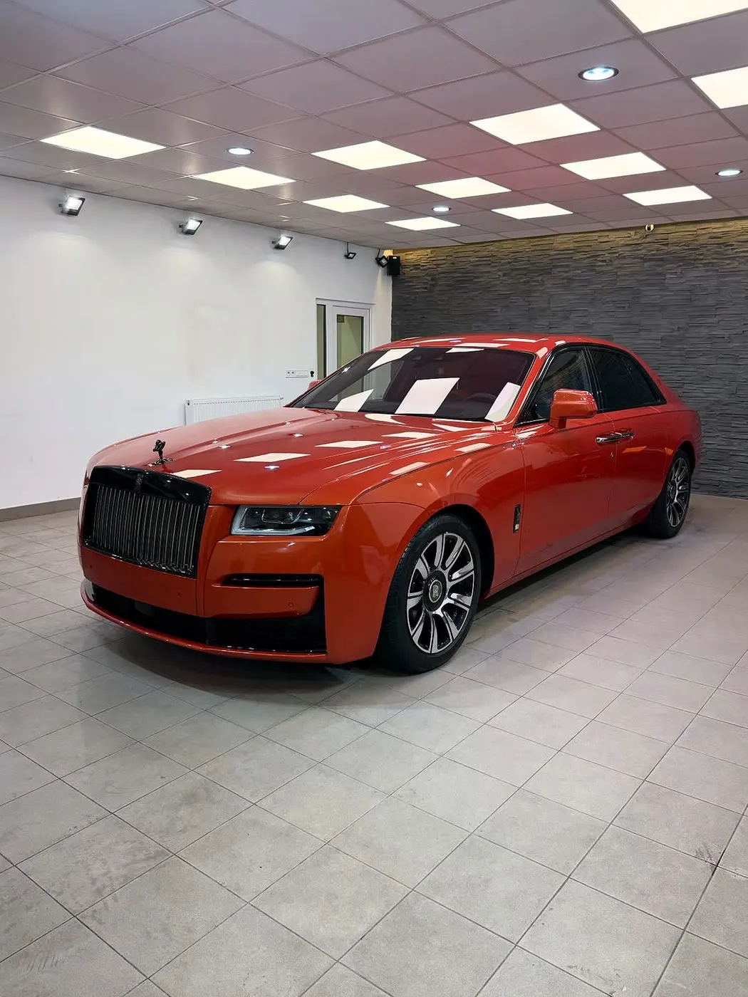 Oranžový Rolls-Royce Ghost v štúdiu UMYSI po ošetrení